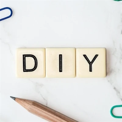 Werkzeugliste zum Aufbau eines DIY -Miniaturpuppenhauss